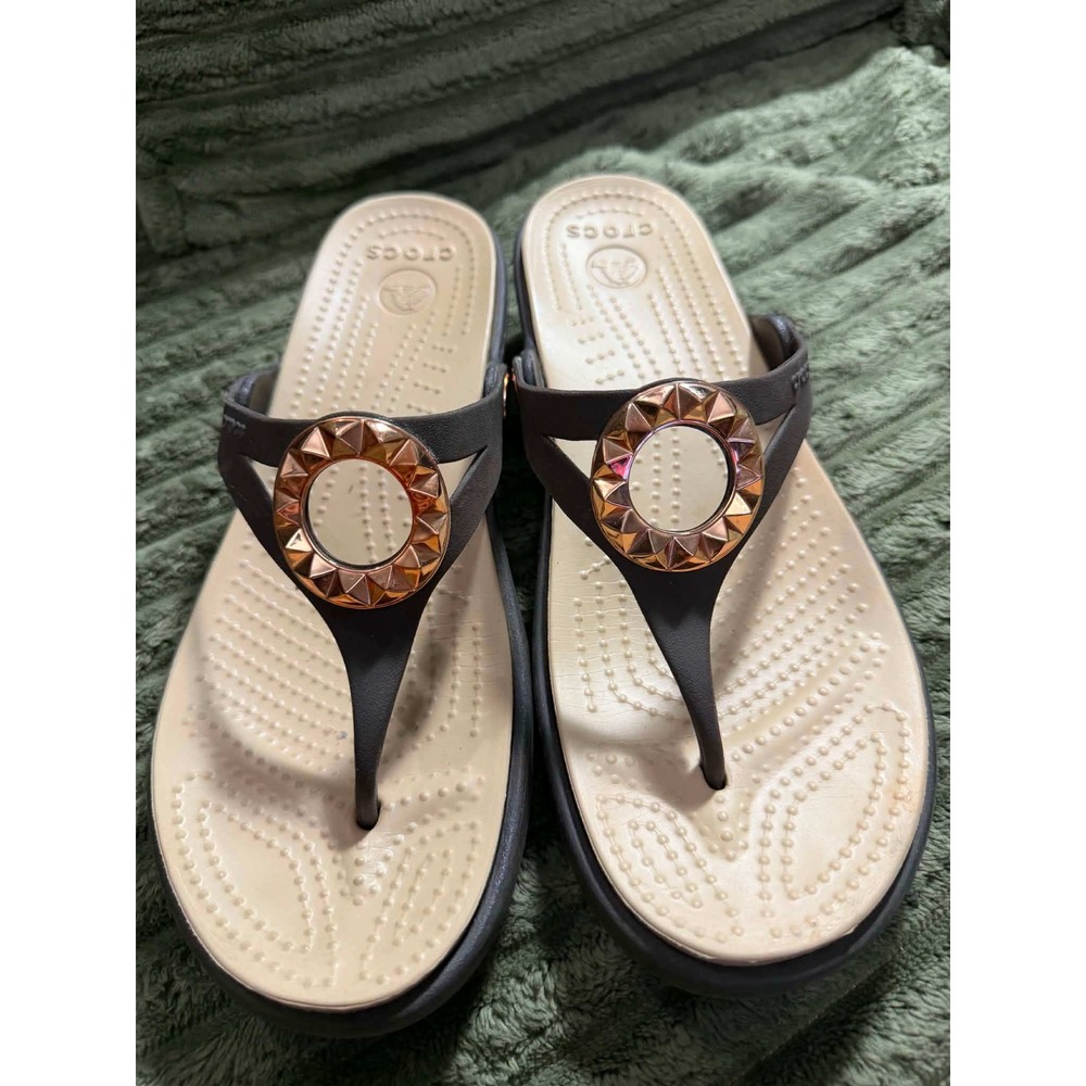 Crocs Womens 8 Black Sanrah Hammered Circle Wedge Thong Sandal Flip Flop